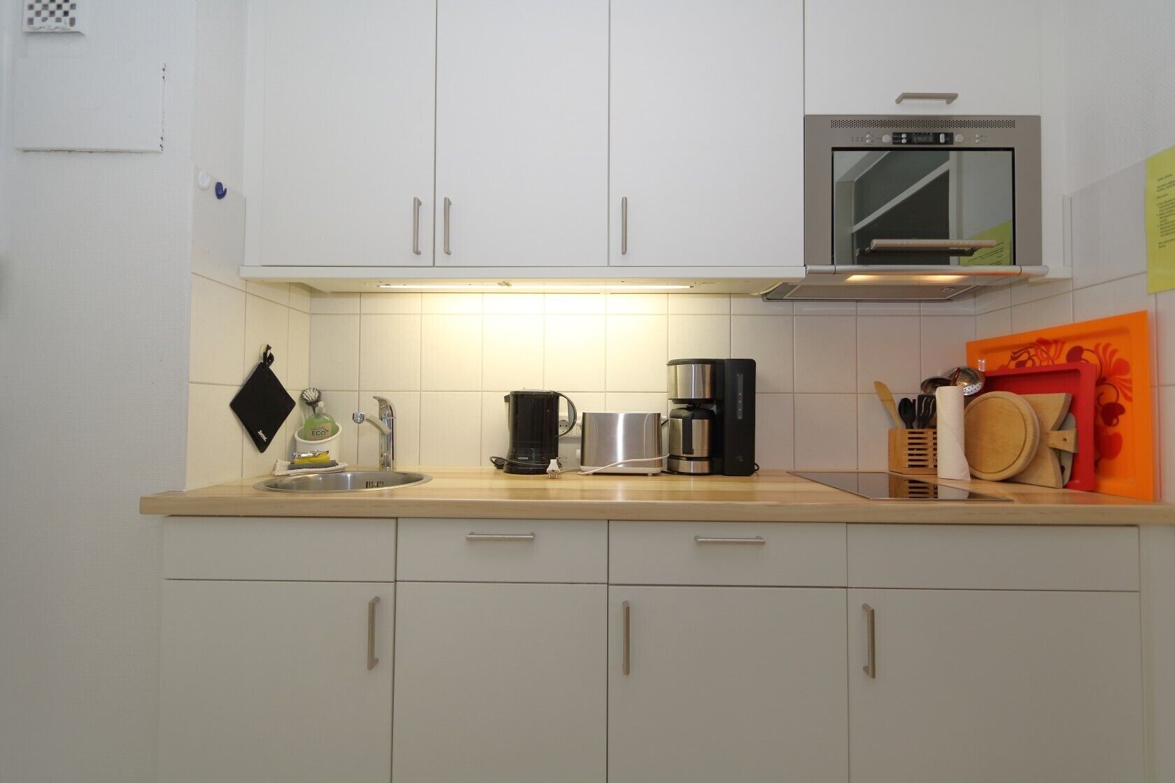 Wasserkocher mit Kaffee-/Teezubehör, Kühlschrank, Mikrowelle, Toaster
