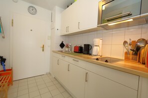 Kühlschrank, Mikrowelle, Wasserkocher mit Kaffee-/Teezubehör, Toaster