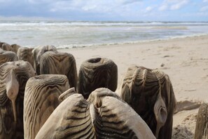 På stranden