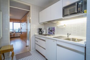 Micro-ondes, cafetière/bouilloire, grille-pain