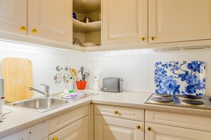 Réfrigérateur, micro-ondes, cafetière/bouilloire, grille-pain