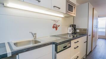 Kühlschrank, Mikrowelle, Wasserkocher mit Kaffee-/Teezubehör, Toaster