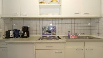 Kühlschrank, Wasserkocher mit Kaffee-/Teezubehör, Toaster