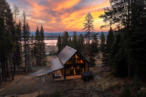 Modern Luxe Cabin w/ Sauna, Hot Tub, and Lake Views