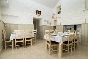 Desayuno completo diario (EUR 22 por persona)