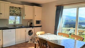 Deluxe cottage | Privékeuken | Een waterkoker, een kinderstoel