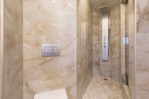 Comfort-lejlighed | Badeværelse | Bruser, brusehoved med spredningseffekt, gratis toiletartikler