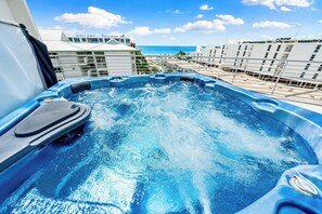 Outdoor spa tub - Stunning Penthouse Condo with Beach View on Siesta! (Sarasota)