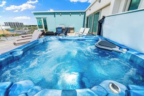 Outdoor spa tub - Stunning Penthouse Condo with Beach View on Siesta! (Sarasota)