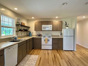 Frigorifero, microonde, forno, piano cottura