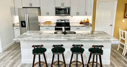 Sanford's Seahaven: fully fenced yard, outdoor dining, close to downtown!