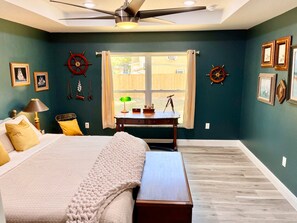 4 habitaciones, escritorio y tabla de planchar con plancha