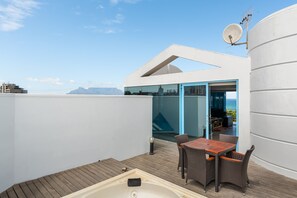 Outdoor dining - Blouberg Villa Close to The Beach , Mountain Views (Cape Town)