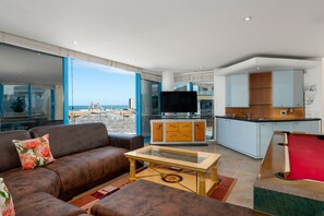 TV - Blouberg Villa Close to The Beach , Mountain Views (Cape Town)