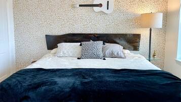 3 habitaciones, tabla de planchar con plancha y cuna de viaje