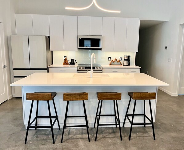 Réfrigérateur, micro-ondes, four, lave-vaisselle