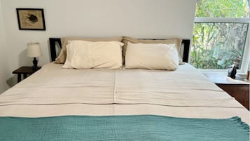 3 makuuhuonetta, työpöytä, silitysrauta/-lauta, vauvan matkasänky