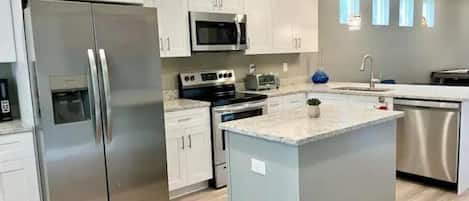 Refrigerador, microondas, horno y lavavajillas