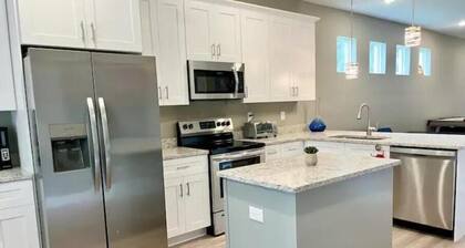 The Billiard: super fun home close to downtown with fully-fenced yard
