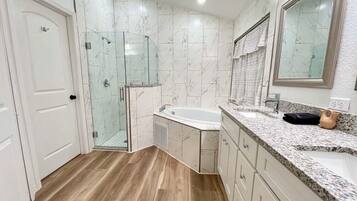 Een bubbelbad, een haardroger, handdoeken, zeep