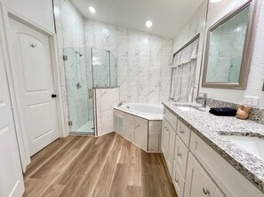 Baignoire à jets, sèche-cheveux, serviettes fournies, savon