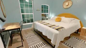 3 slaapkamers, een bureau, een strijkplank/strijkijzer, reisbedje