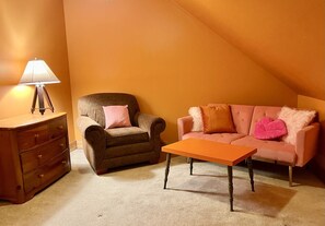 Smart-TV, Kamin, Tischtennisplatte, Bücher