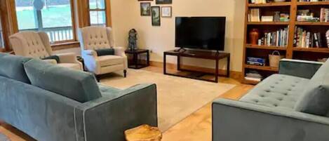 Smart TV, fireplace, ping pong, books