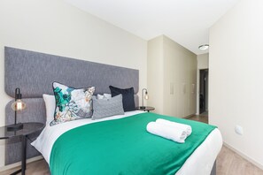 1 slaapkamer, een kluis op de kamer, een strijkplank/strijkijzer, wifi