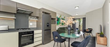 冷蔵庫、電子レンジ、オーブン、コンロ