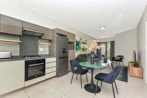 Refrigerador, microondas, horno, placa de cocina