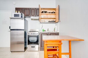 Fridge, microwave, oven, stovetop - Comfy Studio with Beach Access across the street (Miami)