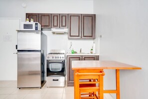 Køleskab, mikrobølgeovn, ovn, kogeplade