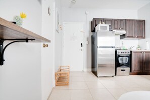 Køleskab, mikrobølgeovn, ovn, kogeplade