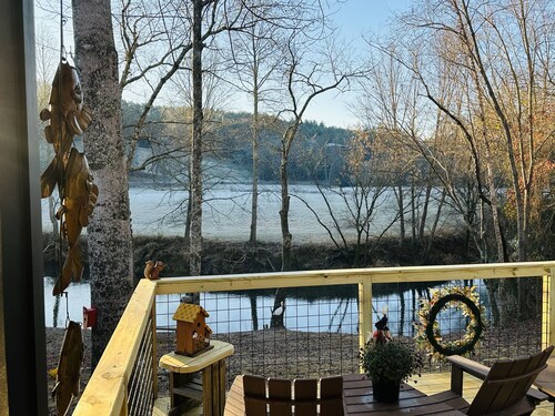Adorable, cozy, waterfront cabin on the River, fish, kayak, tube from property.