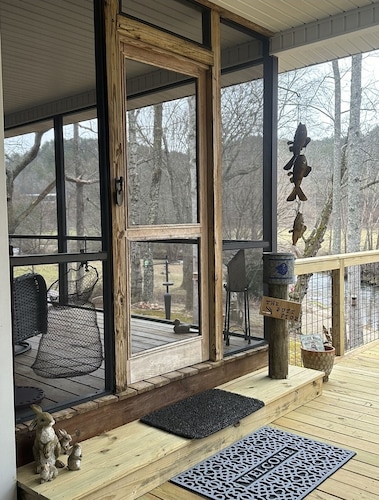 Adorable, cozy, waterfront cabin on the River, fish, kayak, tube from property.