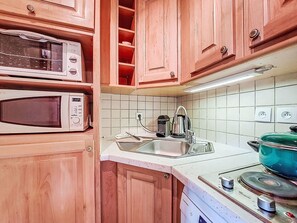 Kylskåp, mikrovågsugn, ugn och diskmaskin