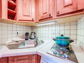 Kjøleskap, mikrobølgeovn, ovn og oppvaskmaskin