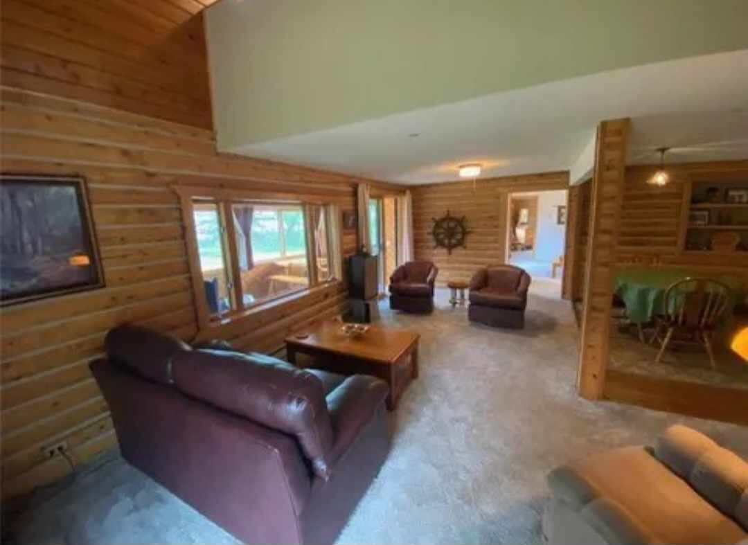 Televisión, reproductor de DVD y libros 