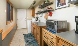 Kühlschrank, Mikrowelle, Herdplatte, Wasserkocher mit Kaffee-/Teezubehör