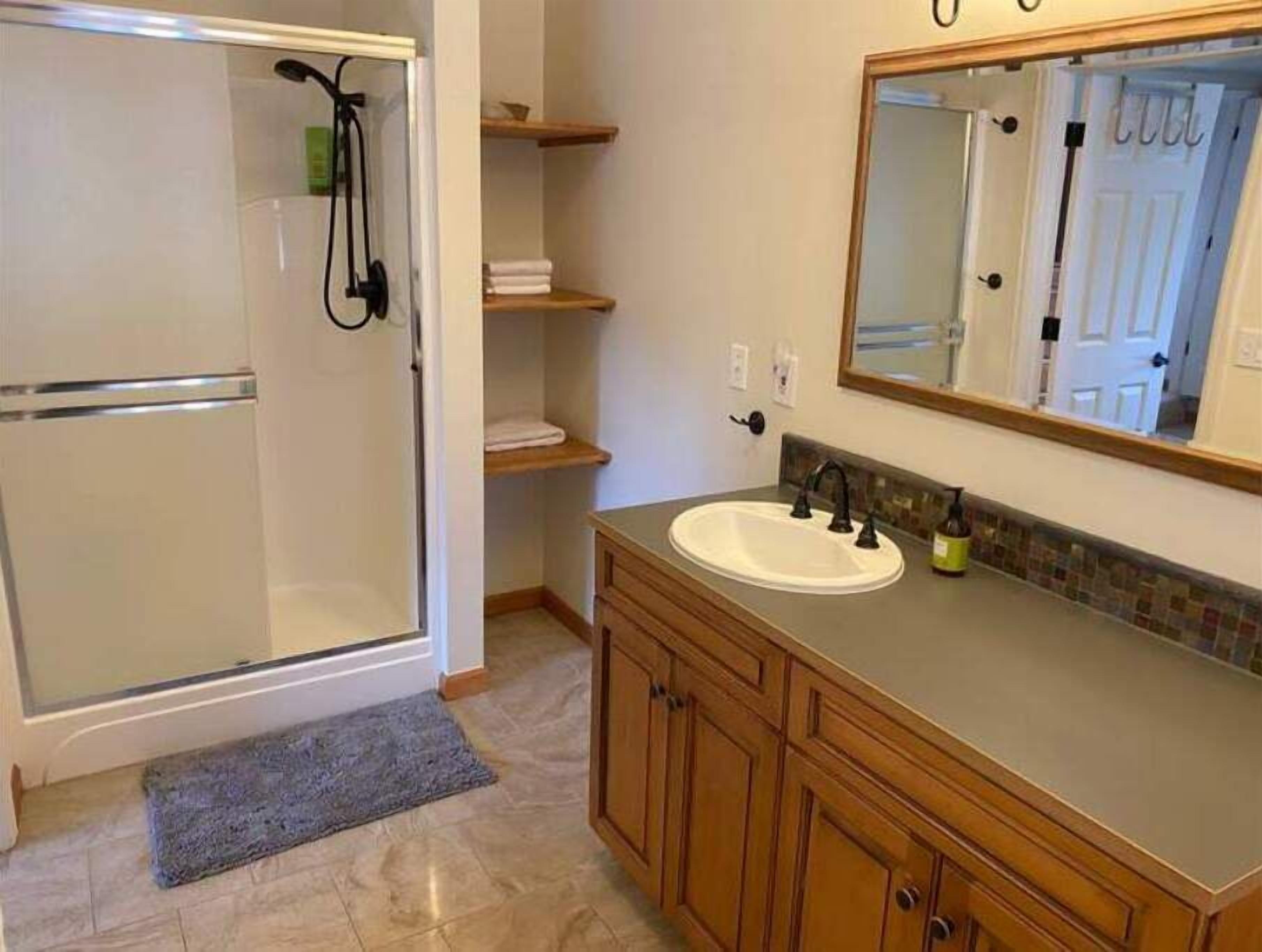 Haartrockner, Handtücher, Seife, Shampoo