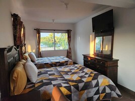 羽绒被、遮光窗帘、免费 WiFi、床单