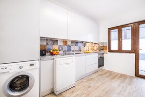 Een koelkast, een magnetron, een oven, een vaatwasser