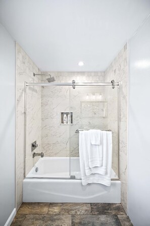 Secadora de cabello, toallas, jabón, papel de baño 
