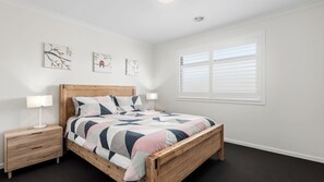 4 bedrooms, desk, WiFi, bed sheets - Getaway on the Rise - Stylish and spacious indoor/outdoor entertainment. (Portarlington)