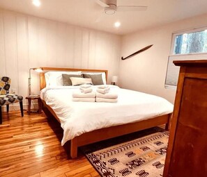 2 bedrooms, desk, iron/ironing board, WiFi