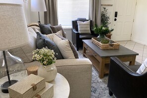 Smart TV - Beautiful fully renovated craftsman home in Paso Robles on historic Vine Street! (Paso Robles)