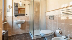 A modern bathroom with a glass shower enclosure, a white sink, and a toilet. - Room in Apartment - Alis Laura Guest House (Rome)