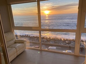 Interior - Avenida Perú frente al mar. (Viña del Mar)