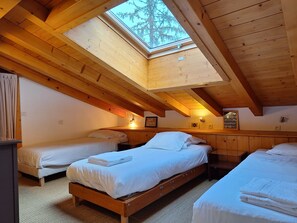 4 bedrooms, iron/ironing board, free WiFi, bed sheets